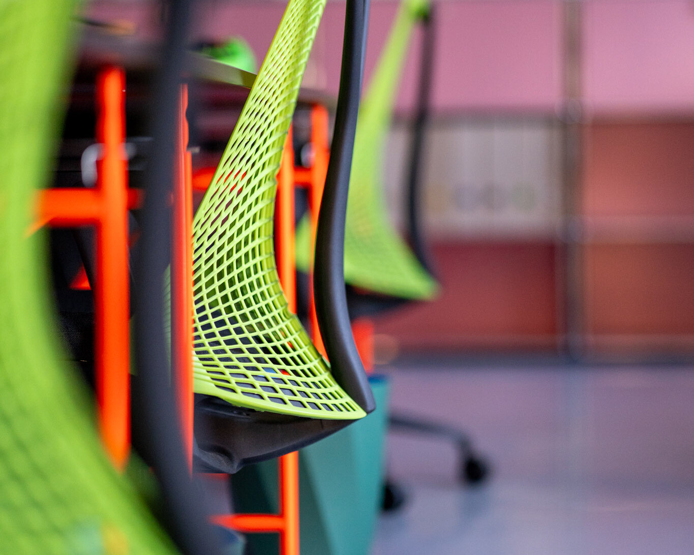 Moderne neon-gr&uuml;ne B&uuml;rost&uuml;hle an neon-orangenen Schreibtischen im B&uuml;ro der Kreativagentur buero_v1 in D&uuml;sseldorf